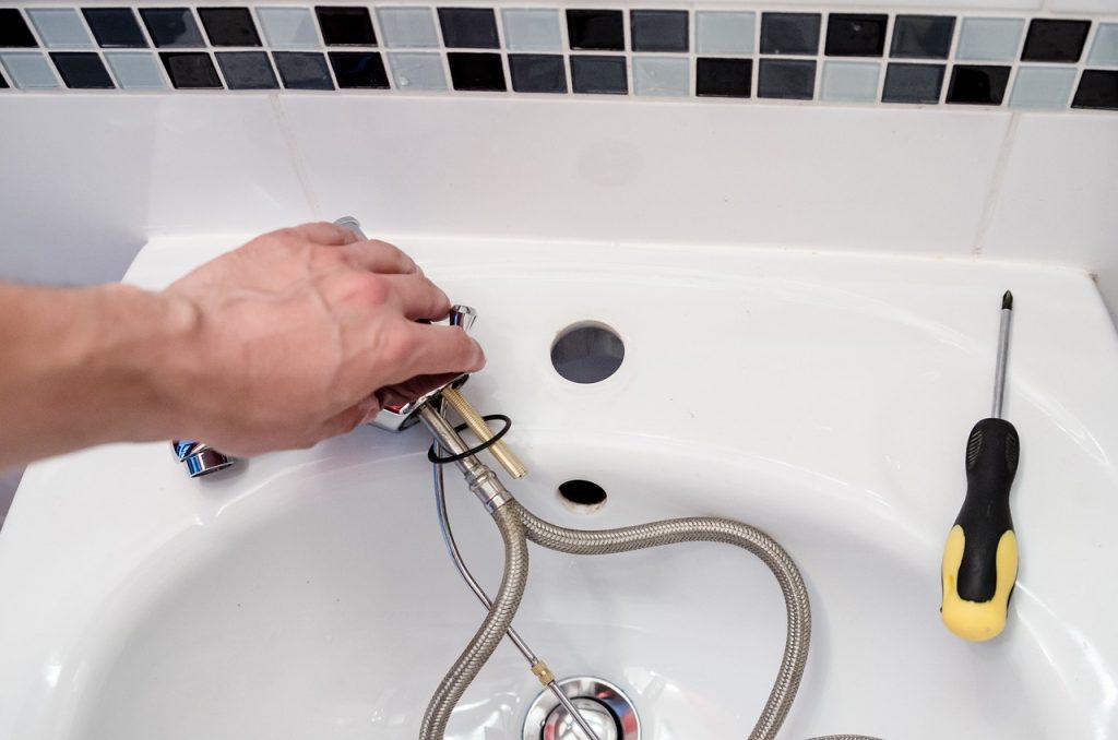 Élément essentiel d’un logement, la plomberie a pour fonction principale d’assurer la distribution de l'eau potable et l'évacuation des eaux usées. Pour garantir une installation durable et conforme aux normes, il est indispensable de respecter certaines étapes clés, que ce soit dans la salle de bain, la douche ou la cuisine.  Ce guide vous propose les conseils et astuces nécessaires pour mener à bien votre projet de plomberie. Il vous permettra également de vous prémunir contre les erreurs qui pourraient compromettre la fiabilité et la longévité de votre réseau.
Sous-estimer les besoins en matériaux et outils
L'un des pièges les plus courants lors d'une installation de plomberie est de sous-estimer les équipements nécessaires. Cela peut entraîner des retards importants, des frustrations et des dépenses supplémentaires.

Pour éviter les désagréments, planifiez soigneusement votre projet et dressez une liste complète de tous les matériaux et outils dont vous aurez besoin. Commencez par créer un schéma détaillé de votre installation en indiquant :

la longueur et le diamètre des tuyaux nécessaires ;
le type de raccords et d'accessoires à utiliser.
N'oubliez pas de prendre en compte les éventuels imprévus et d'ajouter un coussin de sécurité de 10?% à votre liste. 

Pour garantir une installation de plomberie durable, performante et fiable, optez pour des produits de qualité provenant de fournisseurs réputés tels que CGR Robinetterie.

Choisir les matériaux adéquats
Les éléments en cuivre sont généralement considérés comme le choix le plus durable. Mais les options en PVC et en PER peuvent également être appropriées dans certaines situations. 

Les tuyaux :

en cuivre : résistants à la corrosion et à la dégradation, pour les installations sanitaires et le chauffage central ;
en polyéthylène réticulé (PER) : adaptables à différentes configurations et flexibles, pour l’alimentation en eau chaude/froide et les systèmes de climatisation ;
en PVC : résistants aux produits chimiques et à la corrosion, pour l’irrigation et l’évacuation des eaux usées ;
multicouches : allient les avantages du cuivre et du PER.
Les raccords et accessoires :

mécaniques (serrage manuel ou avec outils) : ils vous permettent d’assembler de divers tuyaux (acier inoxydable, laiton) ;
à souder (chalumeau) : ils assurent un assemblage étanche et haute résistance ;
à compression (joint torique pour étanchéité) : ils garantissent un raccordement rapide sans soudure ni colle pour les tuyaux en PER et multicouches.
accessoires (en fonction des tuyaux) : joints d'étanchéité, vannes d'arrêt, colliers de fixation.
Privilégiez des matériaux adaptés à l'application et suivez les instructions du fabricant pour l'installation.

S’équiper de bons outils
En ce qui concerne les outils, assurez-vous d'avoir tout ce dont vous avez besoin à portée de main avant de réaliser les travaux. 

Les outils de base :

clés à molette ;
tournevis ;
pinces ;
scies.
Des outils spécialisés :

coupe-tubes ;
débosseleurs ;
chalumeaux à souder.
Prenez le temps de tout bien organiser pour que votre projet de plomberie se déroule sans problème, vous évitant ainsi les erreurs coûteuses.

Prévenir les problèmes d'étanchéité
Les fuites d'eau peuvent causer de nombreux dégâts dans votre maison, tels que des dommages aux sols et aux murs ainsi que des factures d'eau élevées. 

Heureusement, il existe plusieurs mesures que vous pouvez prendre pour prévenir les problèmes d'étanchéité.

Installer correctement les raccords
Une mauvaise installation des raccords est une source fréquente de fuites. Assurez-vous de serrer les éléments selon les spécifications du fabricant et d'utiliser les joints et le ruban d'étanchéité appropriés. Si vous n'êtes pas sûr de la façon d'installer un raccord, il est préférable de consulter un artisan plombier professionnel.

Inspecter et entretenir régulièrement votre plomberie
Le contrôle et l’entretien réguliers du système de plomberie de votre salle de bain ou de votre cuisine sont la meilleure solution pour prévenir les fuites. Vérifiez régulièrement les installations à la recherche de signes de corrosion ou de dommages. Recherchez également les fuites autour des robinets, des toilettes et des autres appareils. Si vous constatez des problèmes, réparez-les dès que possible pour éviter qu'ils ne s'aggravent.

Conseils supplémentaires
Utilisez des joints d'étanchéité de qualité.
Appliquez du ruban d'étanchéité sur les filets des tuyaux avant de les installer.
Serrez les raccords à la main, puis utilisez une clé pour serrer d'un quart de tour supplémentaire.
N'utilisez pas de produits chimiques agressifs pour nettoyer vos équipements.
Si vous avez des questions ou des inquiétudes concernant votre plomberie, faites appel à un artisan plombier professionnel.
